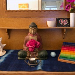 Buddha-auf-der-kleinen-Kommode